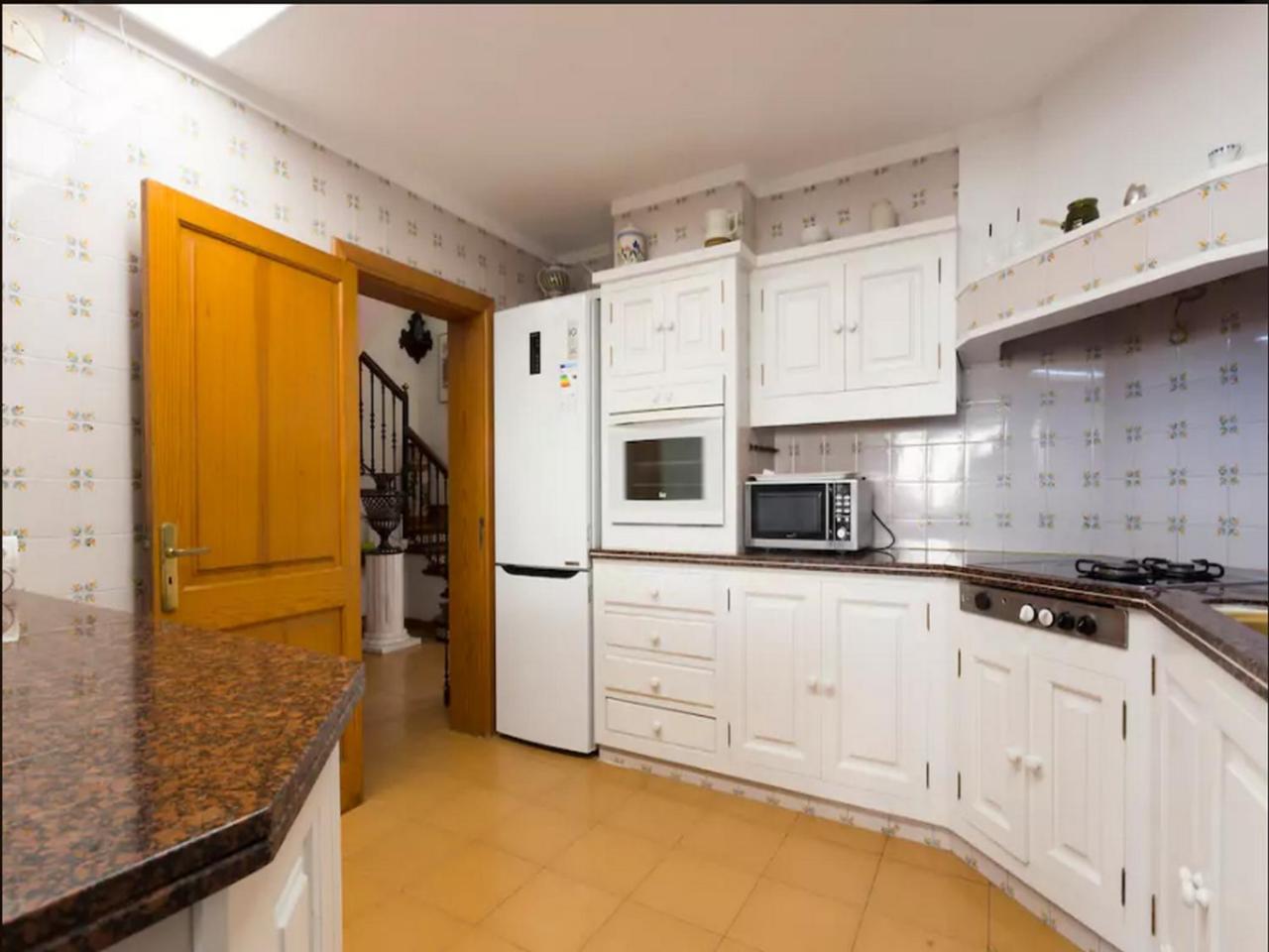 Villa Apprx 3 Min Walking Beach, Private Mountain Ideal For Runners, Hikers Families